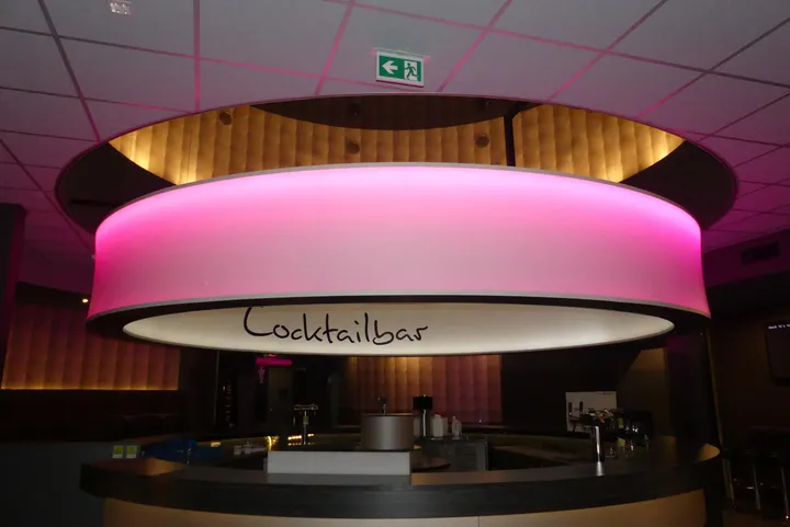 LED-Deckensegel, rund, mit Schriftzug Cocktailbar Maße in cm ca. ø555 cm Durchmesser x 75